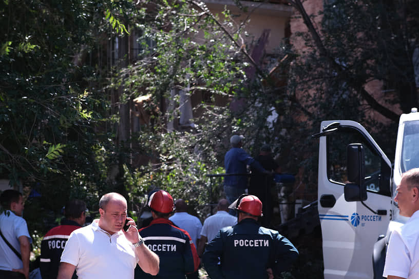 На место обрушения подъезда дома на Ляхова, 6 в Астрахани приехали самые разные службы