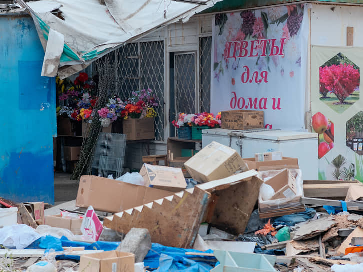 Рынок на Маркина в Астрахани начали сносить в минувшем апреле