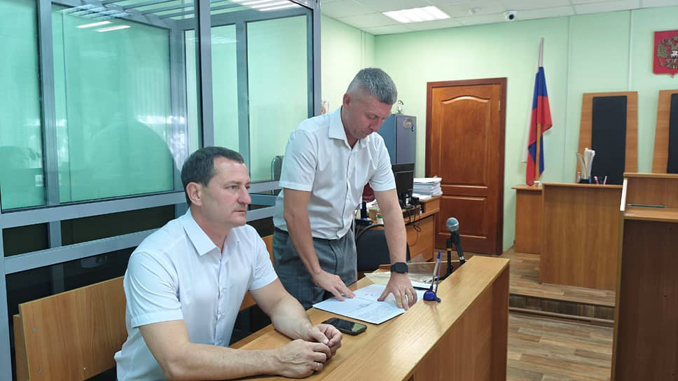 Дмитрий Романов (слева) пробудет под домашним арестом до 24 сентября