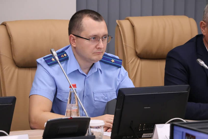 Позицию надзора по сносу аварийных домов депутатам Саратовской облдумы представил и.о. начальника отдела по надзору за соблюдением законов в социальной сфере прокуратуры региона Артур Воеводин