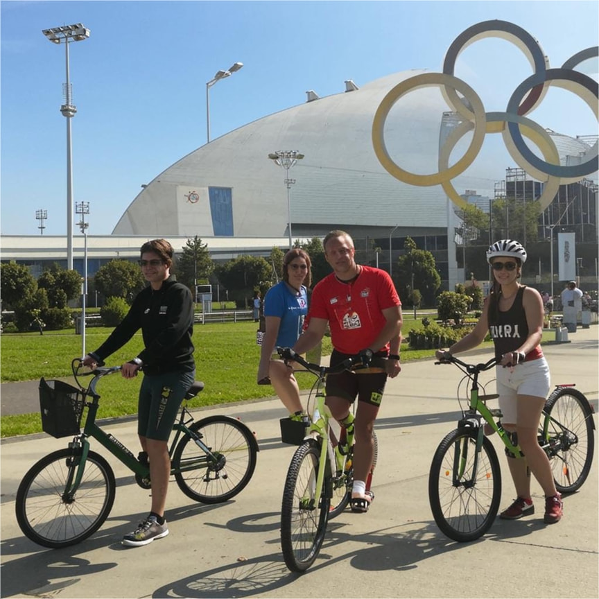 По версии нейросети в Олимпийском парке Сочи много велосипедистов