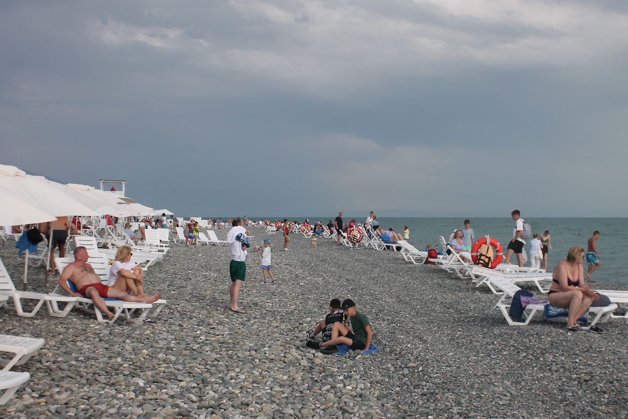 На пляжах даже в будни много людей, несмотря на запрет купания из-за непогоды