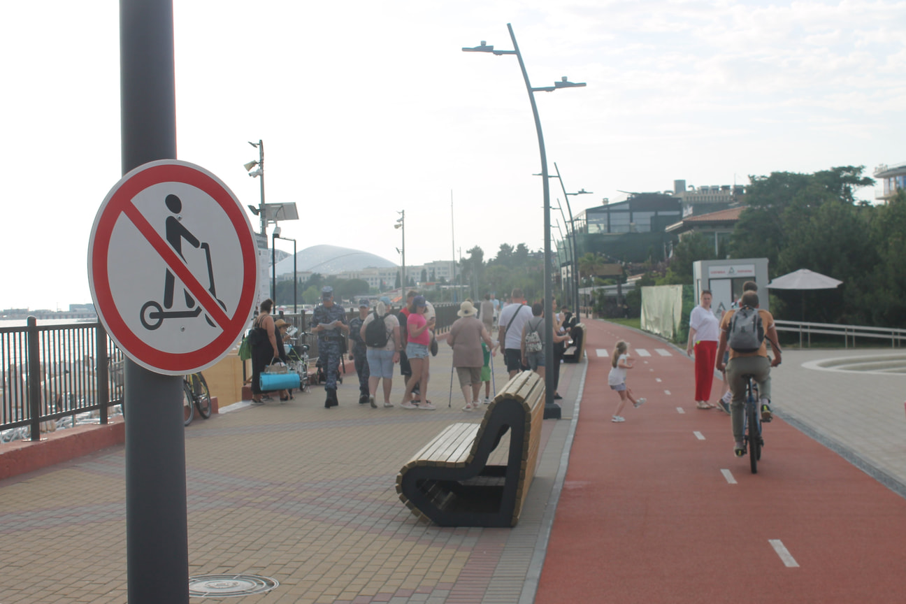 На некоторых улицах и набережных повесили знаки, запрещающие движение на средствах индивидуальной мобильности