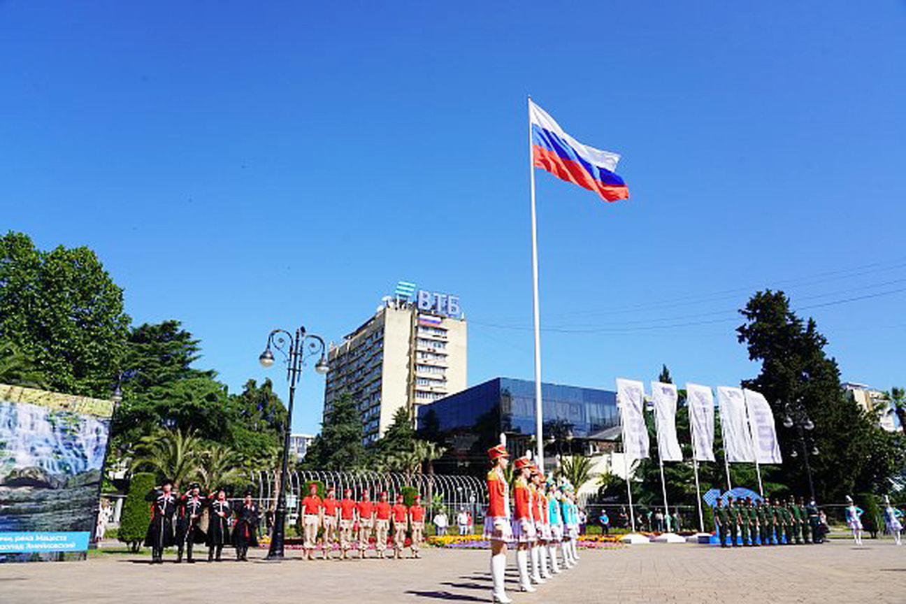 Во всех районах города утром 12 июня состоялись церемонии поднятия флага