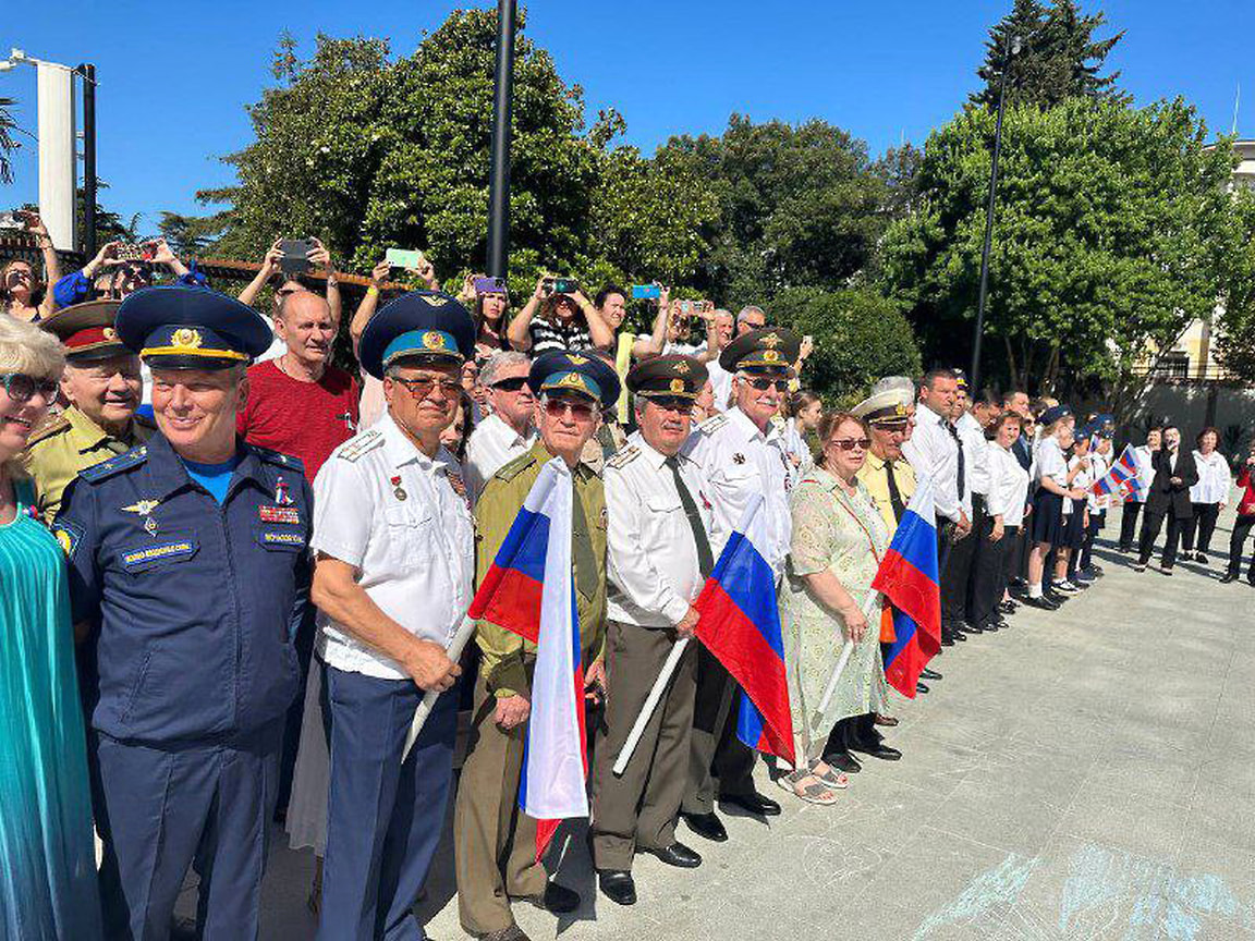 В Центральном районе российский триколор подняли на площади Флага