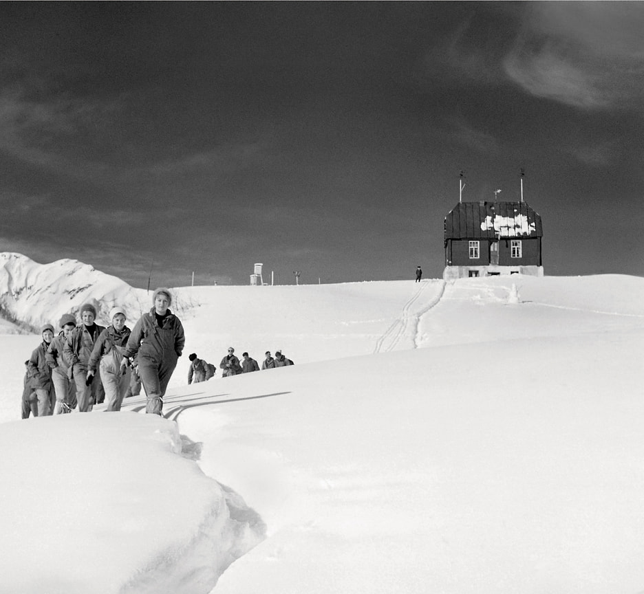 Фотографией увлекся в 1961 году, запечатлев группу туристов