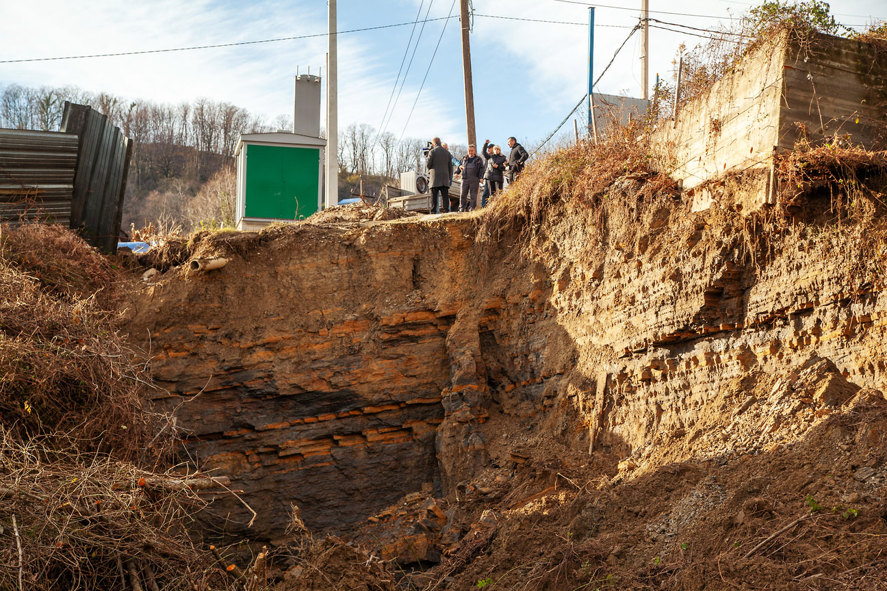 На месте ЧС образовался провал (вид снизу)