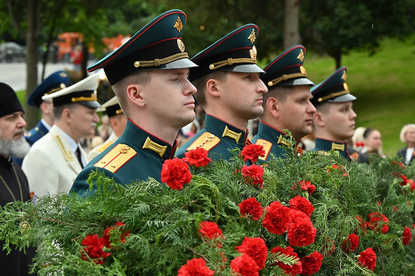 В Сочи праздничные мероприятия начались с торжественной церемонии возложения гирлянды памяти к Вечному огню на Завокзальном мемориальном комплексе