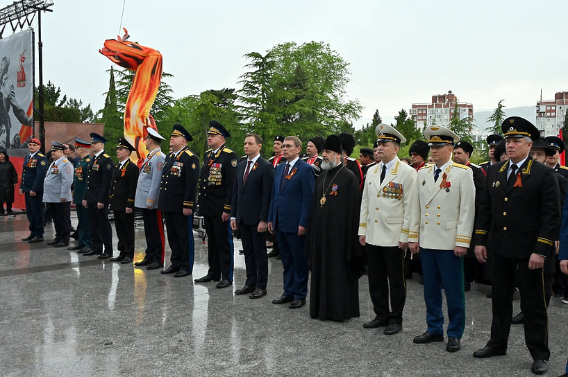 В мероприятии приняли участие глава Сочи Андрей Прошунин (в центре), председатель городского собрания города-курорта Виктор Филонов (пятый справа), епископ Сочинский и Туапсинский Герман (четвертый справа), депутаты Законодательного собрания Краснодарского края, руководители силовых структур и правоохранительных органов, общественных организаций и национальных объединений, ветераны и участники СВО