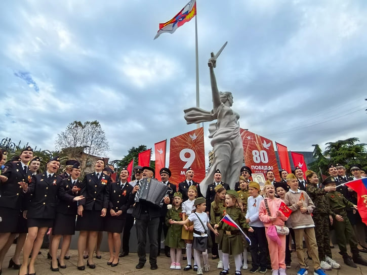 На площади Флага прозвучала песня «День Победы» в исполнении сотрудников УВД Сочи. К акции присоединились жители и гости курорта