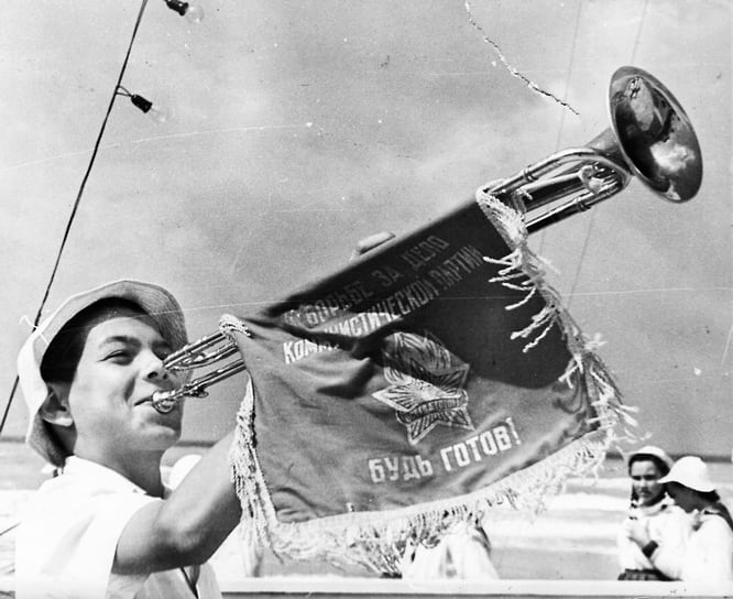 27 марта 1959 года Совет министров РСФСР принял постановление о строительстве в Краснодарском крае пионерского лагеря «Орленок». 12 июля 1960 года состоялось его открытие