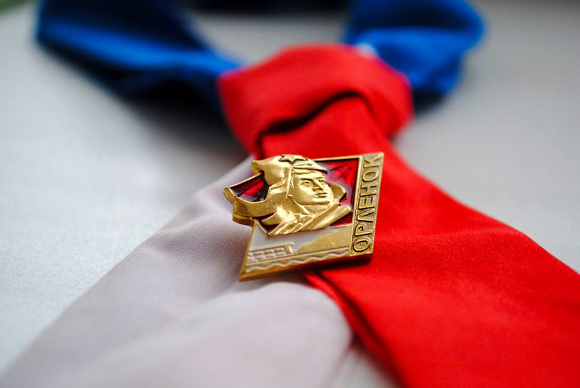 Первый значок лагеря, созданный художником Николаем Исиченко, использовался с 1960 по 1963 годы