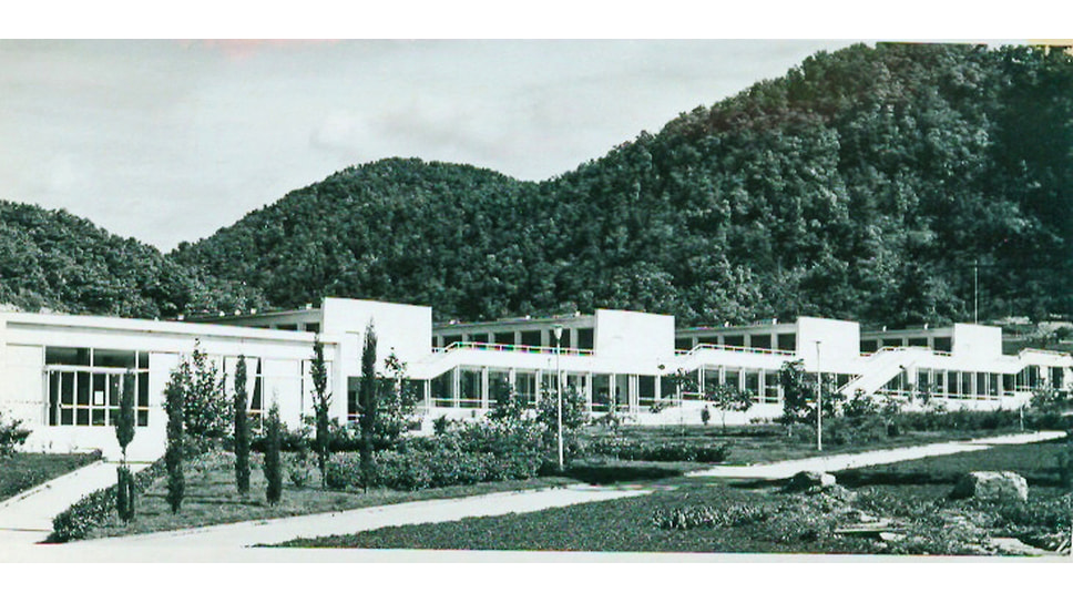 1 октября 1964 года заработала общеобразовательная школа «Орленка». Ее первым директором стал ученый Олег Газман. Эта школа — первое образовательное учреждение в СССР, в котором не задавали домашние задания