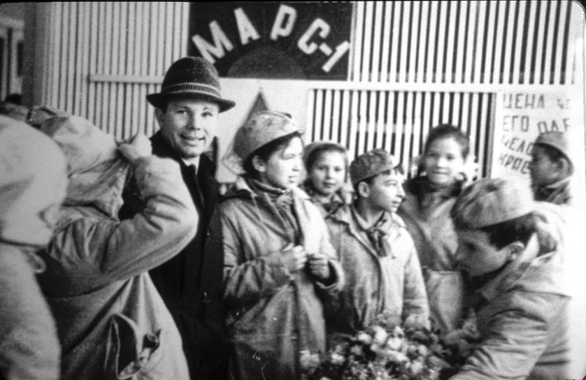 В 1964 году гостем «Орленка» стал Юрий Гагарин. Тогда первый космонавт планеты был посвящен в «почетные орлята»