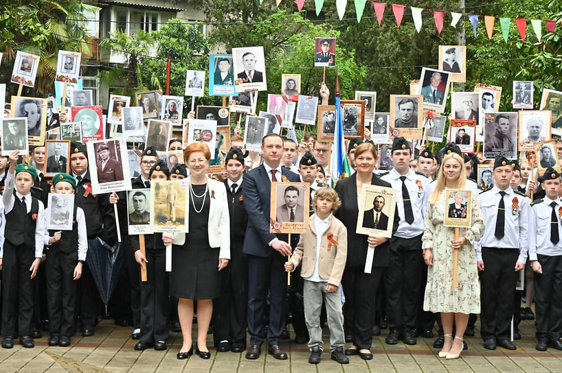 Обеспечили безопасность курорта с помощью 600 правоохранителей и дружинников, 3,5 тыс. видеокамер «Безопасного города», что позволило раскрыть свыше 200 преступлений и задержать 290 человек