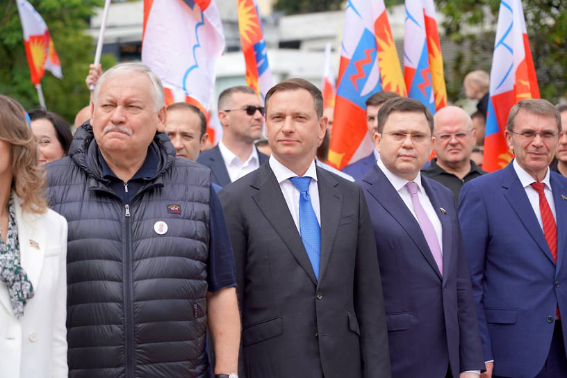 В Сочи внедрили единый стиль оформления для объектов торговли, рекламных вывесок и информационных указателей, а также установили восемь модульных общественных туалетов