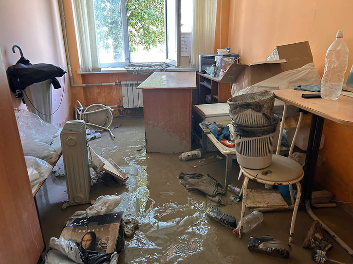 В общей сложности затоплено 70 придомовых территорий, в 34 дома зашла вода