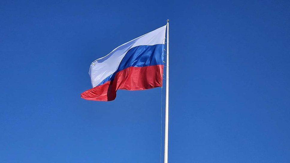 Праздничная программа началась с торжественных церемоний поднятия Государственного флага, которые прошли во всех районах курорта