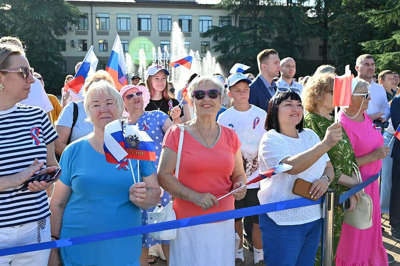 Гости мероприятия, посвященного поднятию Государственного флага в Центральном районе Сочи