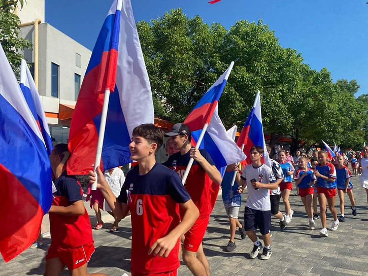 На набережной реки Мзымта состоялся забег, в котором приняли участие юные спортсмены и жители Адлерского района. Участники пробежали с флагами России дистанцию в 1 км