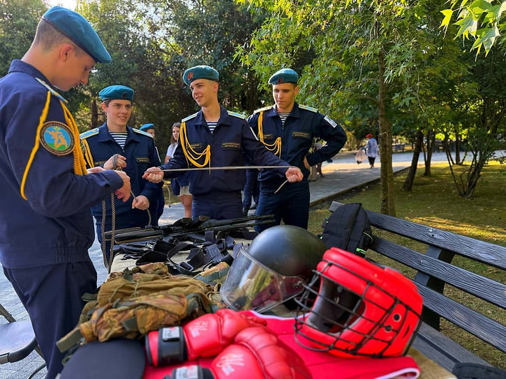 На площади Флага в центре Сочи и в хостинском парке 50-летия Победы военно-патриотические клубы города организовали выставку образцов учебного оружия и мастер-классы по сборке и разборке автомата Калашникова