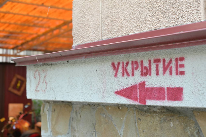 Указатель «Укрытие» — ориентир для жителей и гостей города, куда двигаться при опасности. Специалисты наносят на трафарет несмываемую краску
