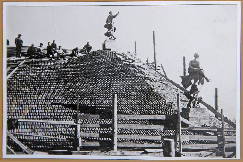 Завершение кровельных работ. Первоначально крыша была покрыта керамической черепицей, позже ее заменили на металлическую