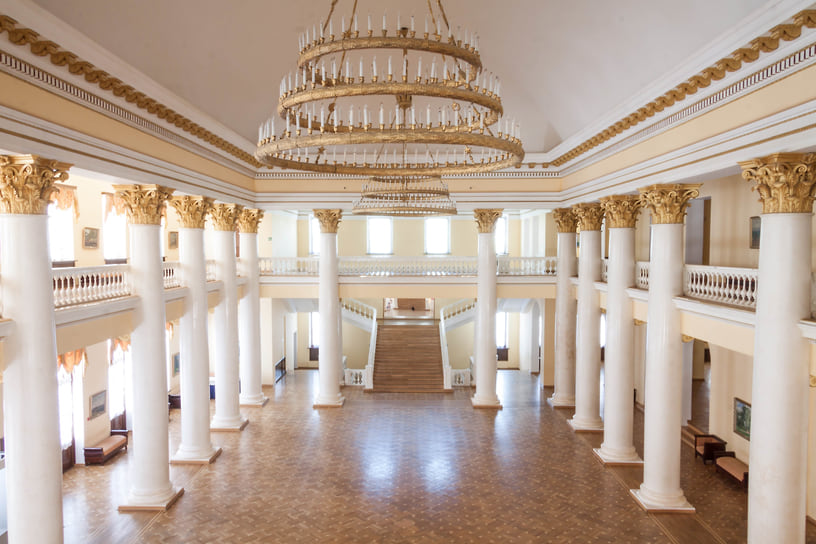 Интерьер театра в наши дни. В 2022 году были заменены кресла, сохранившие ампирный стиль