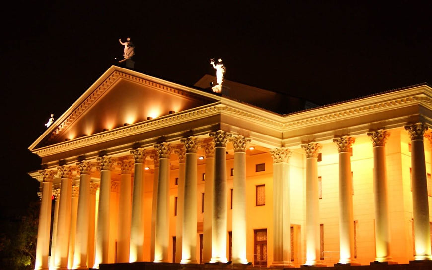 Над фасадом установлены три скульптуры: живопись, зодчество и ваяние