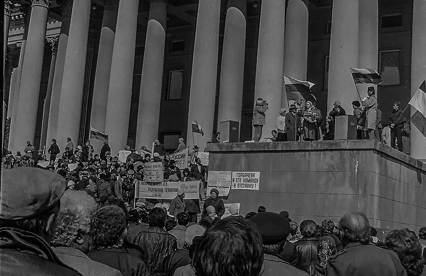 Митингующие у театра требуют отставки Михаила Горбачёва. Театр становится местом политической жизни