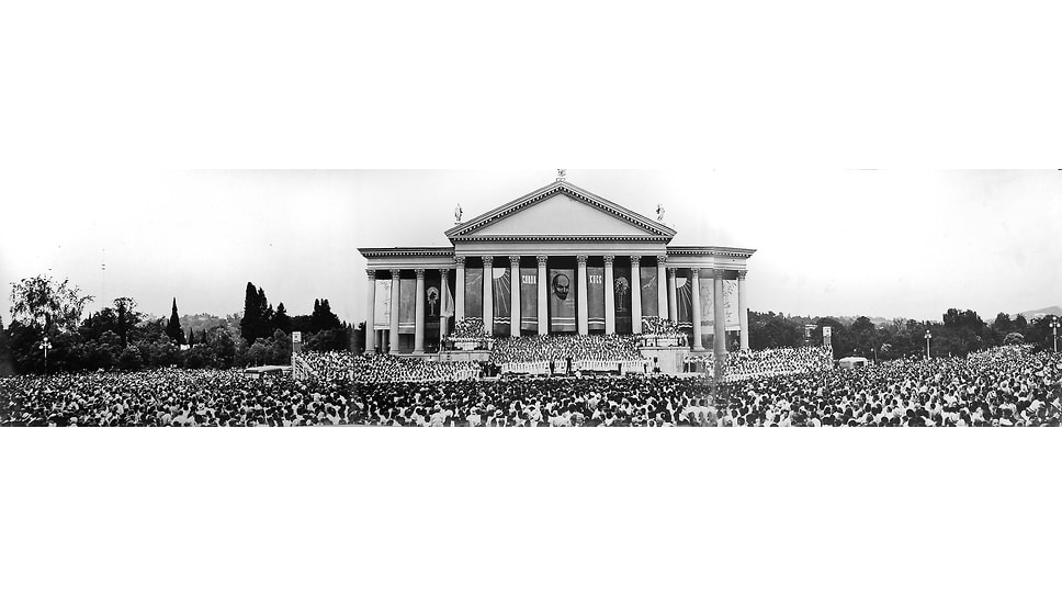 Праздник песни в Сочи. С середины XX века возле театра проводились массовые выступления хоровых коллективов