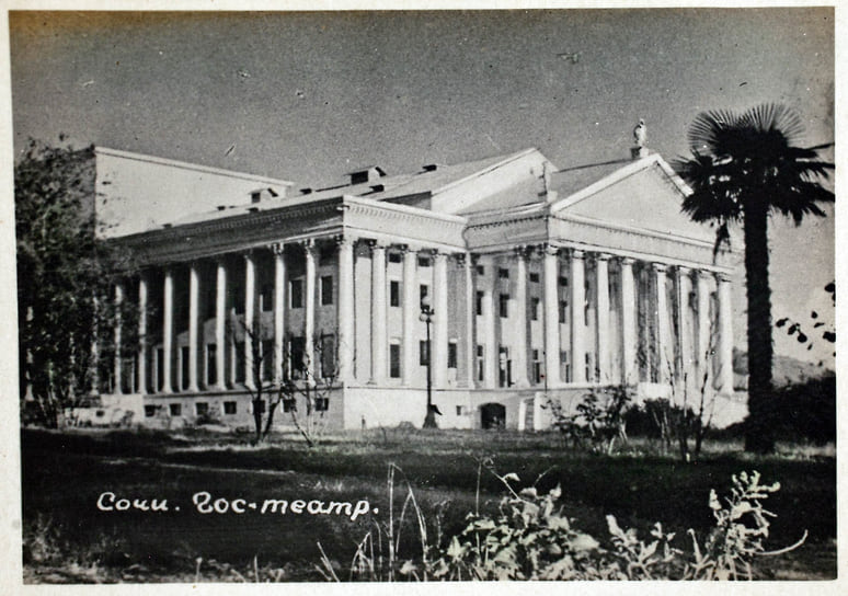 Здание театра после завершения работ. Торжественное открытие состоялось 15 мая 1938 года. Первым спектаклем стала опера Римского-Корсакова «Царская невеста»