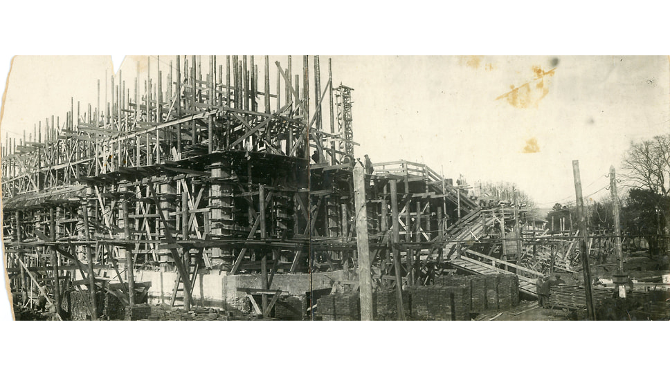 Чтобы гигантское здание под собственной тяжестью не съехало в обрыв, были произведены расчеты, и строители решили уменьшить вес планируемого объекта, сделав все его крупные элементы полыми внутри