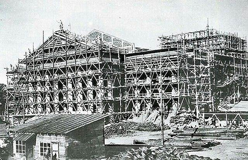 Зачастую авторство скульптур ошибочно приписывается Вере Мухиной, в мастерской которой они были выполнены 