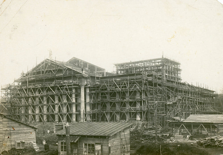 Рабочие возводят основные несущие конструкции