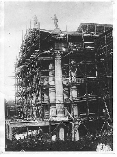 Активная фаза строительства. К этому времени начали оформлять главный фасад