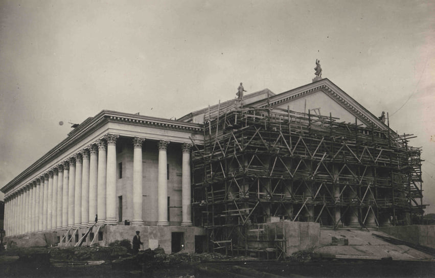 Монтаж колонн. Всего здание театра украшают 88 колонн коринфского ордера