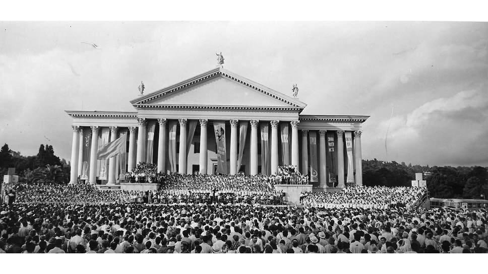 Театр вскоре после открытия. В первые годы он стал одной из центральных культурных площадок города