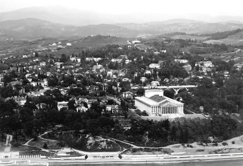 Театр сразу стал архитектурной доминантой центра Сочи