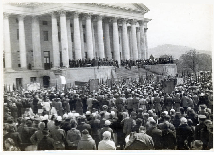 До революции единственным закрытым театром для Сочи служило здание во дворе старого участка «Кавказской Ривьеры», похожее на бесформенный сарай