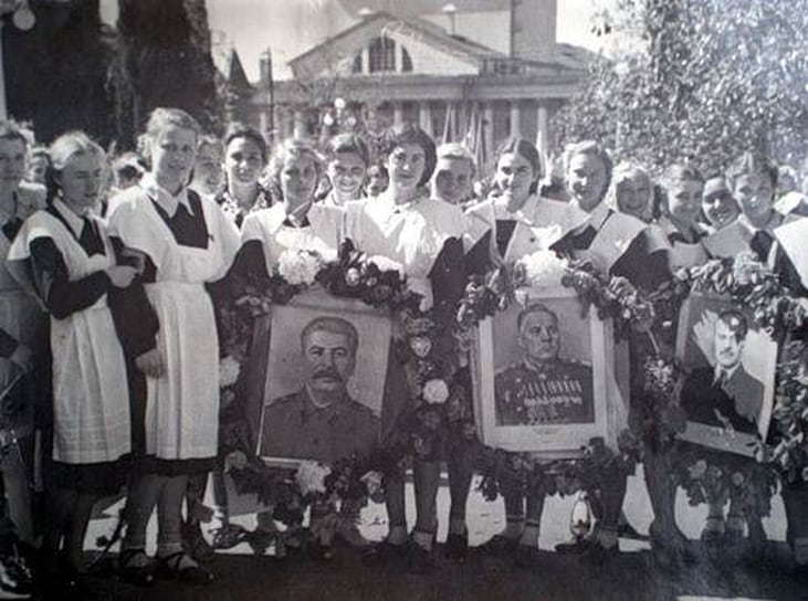 Театр во время общественных мероприятий середины XX века. Пространство перед зданием использовалось как площадка для праздников