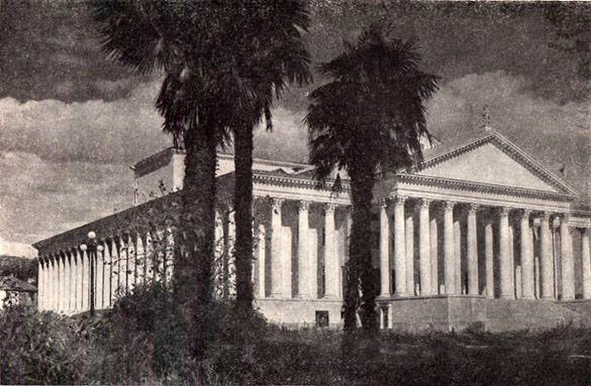 Рядом с театром располагается сквер Фитофантазия