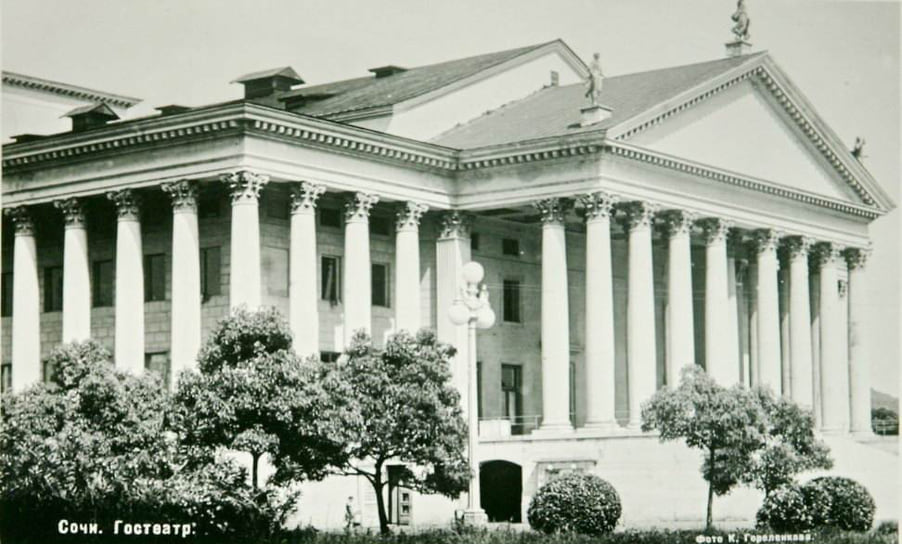 Аркадий Райкин и Любовь Орлова, пианист Святослав Рихтер и многие другие известные артисты выступали на сцене этого театра