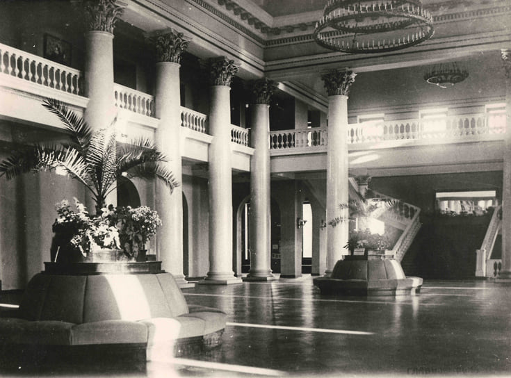 Фойе театра. Пространство оформлено в ампирном стиле, с элементами классической архитектуры