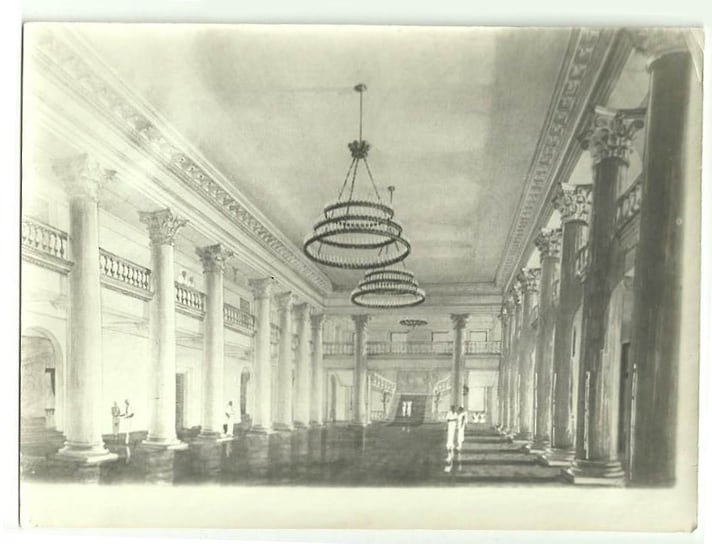 Потолок зрительного зала украшает хрустальная люстра с более чем 300 лампами