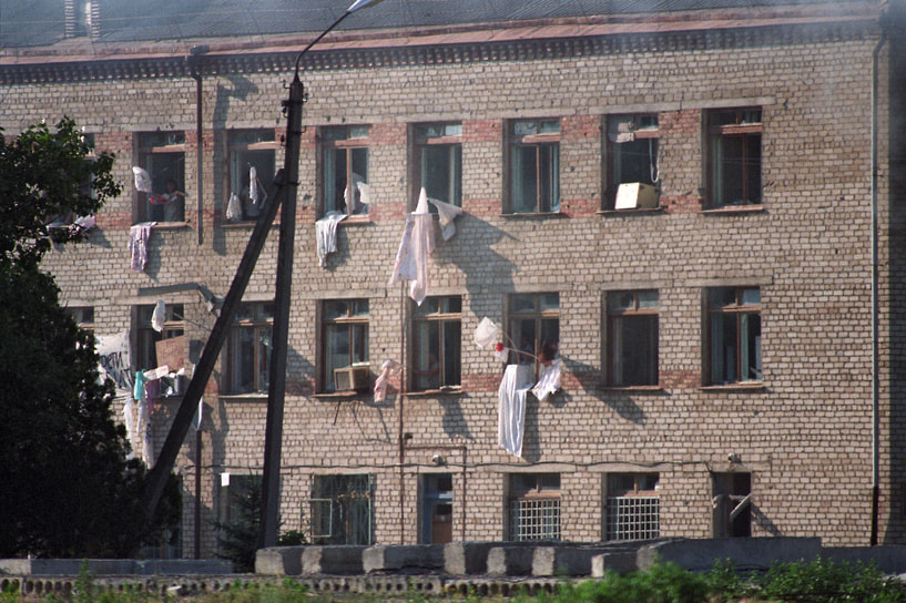 Здание больницы в Буденновске, захваченной террористами