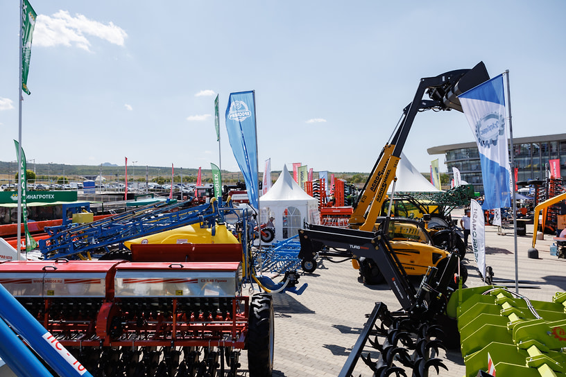Экспозиция российской и зарубежной сельхозтехники была развернута в Минводах прямо на площади перед выставочным центром