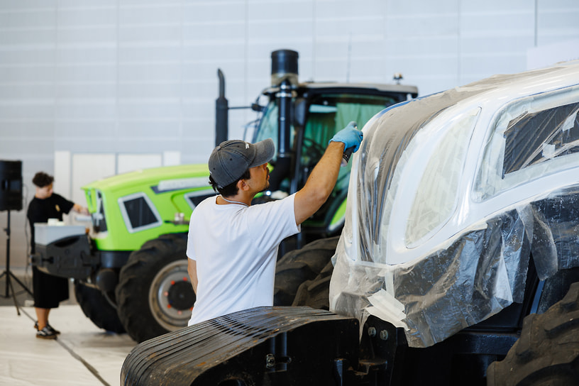 Особый интерес посетителей «МинводыАГРО» вызвала креативная зона, где художники превращали тракторы в арт-объекты