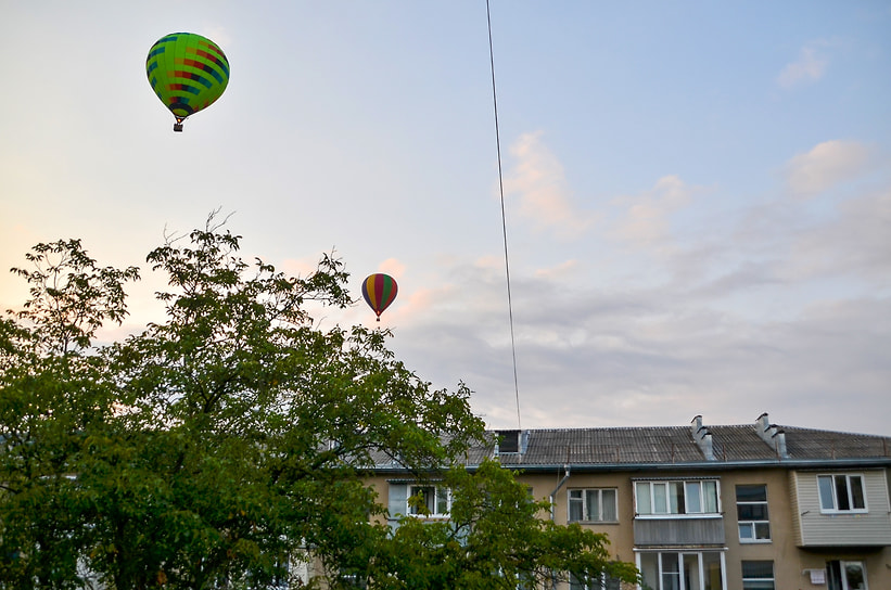 Программа включает соревнования пилотов аэростатов, полеты воздушных шаров над городом и его окрестностями