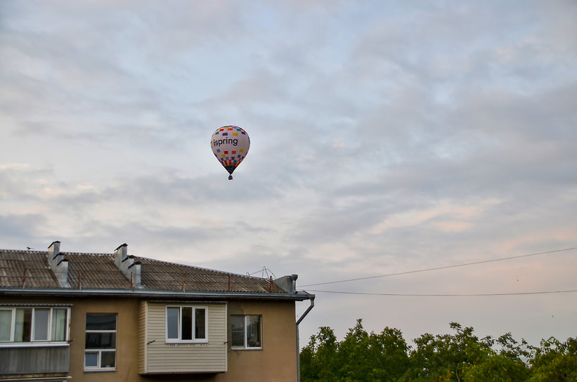 На берегу озера развернут 12 воздушных шаров, которые исполнят свето-музыкальный танец под композиции симфонического оркестра